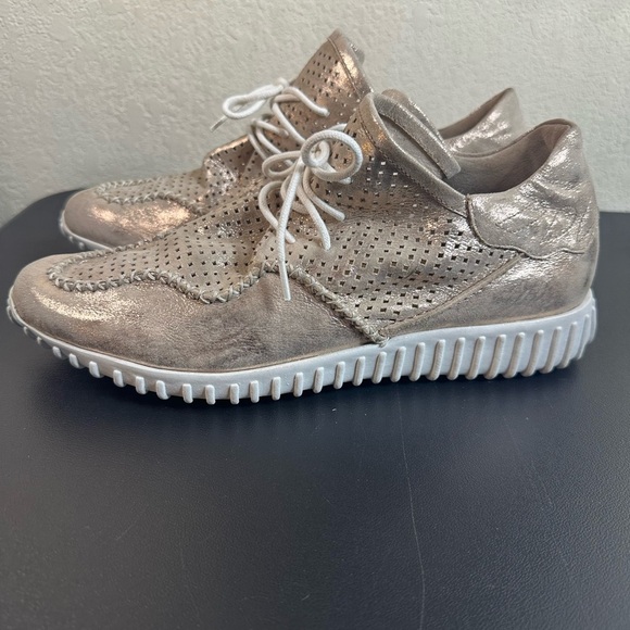 Diba True Poker Hand Rose Gold Sneakers size 10 - Picture 2 of 7